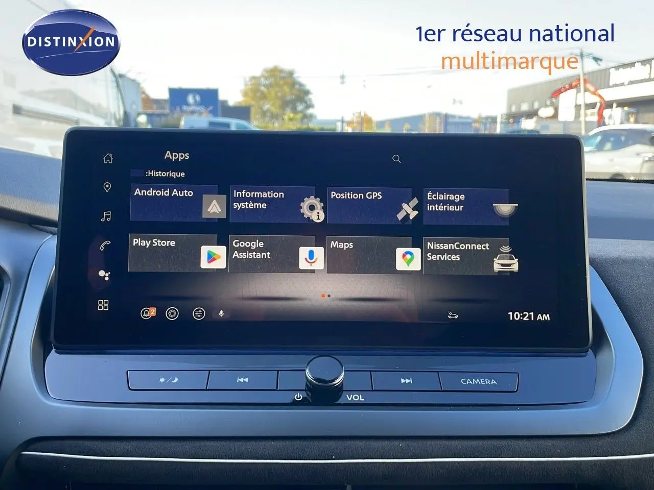 Écran tactile central du Nissan Qashqai 2025 affichant les applications Android Auto, Google Assistant et GPS, intérieur moderne.