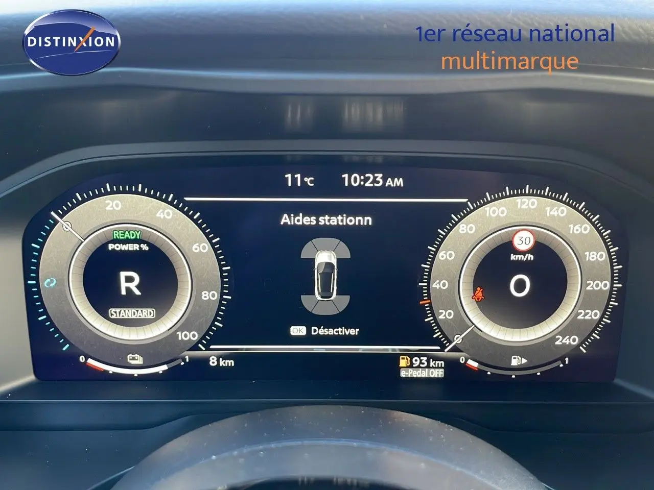 Tableau de bord numérique du Nissan Qashqai 2025 affichant l'aide au stationnement et la vitesse à 0 km/h.