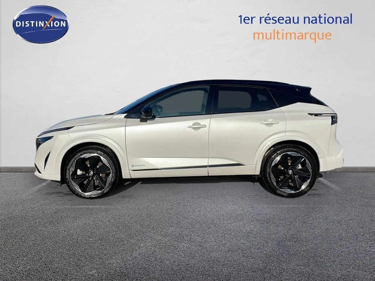 Nissan Qashqai 2025 blanc nacré avec toit noir vu de profil côté gauche, jantes noires distinctives.
