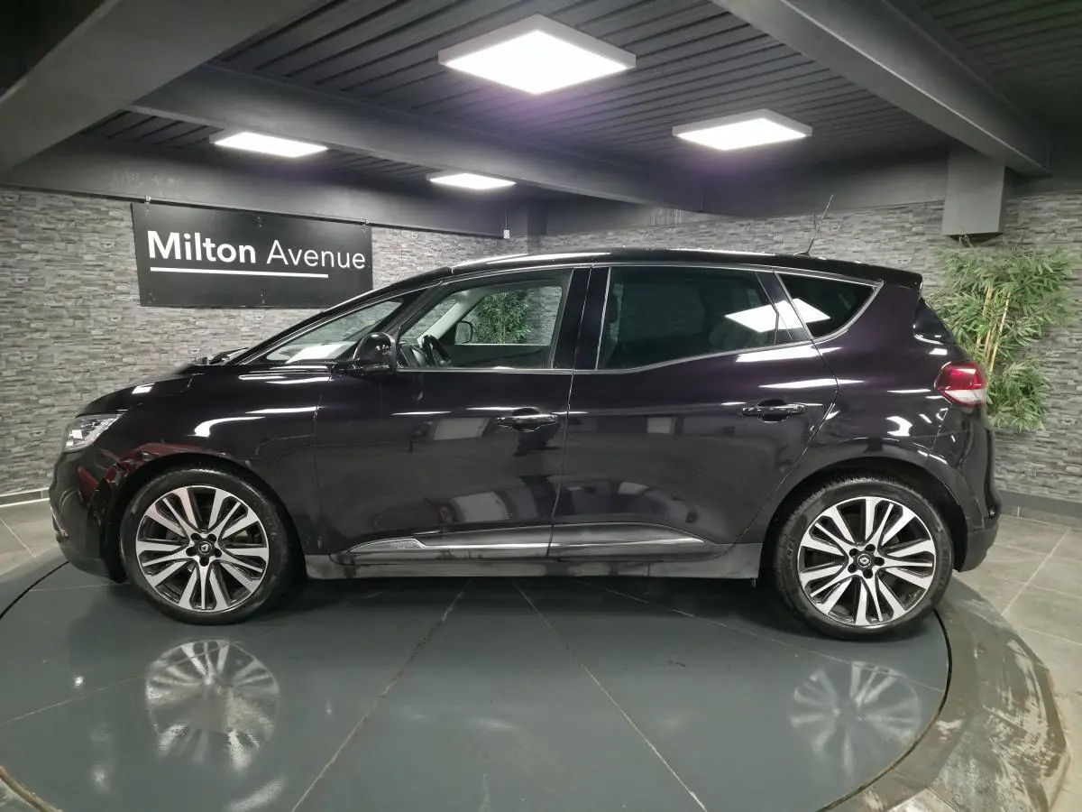 Profil côté gauche du Renault Scénic 2018 noir Améthyste avec jantes alliage 20 pouces et toit noir étoilé.