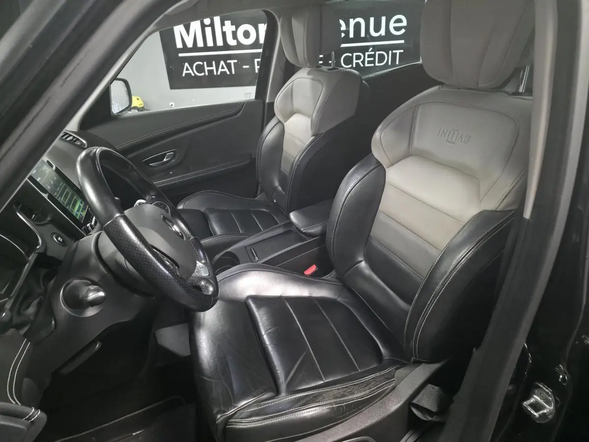 Intérieur avant droit du Renault Scénic noir 2018 avec sièges cuir Nappa bicolores et volant cuir perforé.