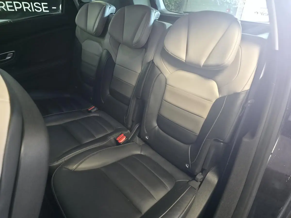 Vue latérale des sièges arrière en cuir noir et gris du Renault Scenic IV Initiale Paris 2018, avec appuie-têtes réglables.