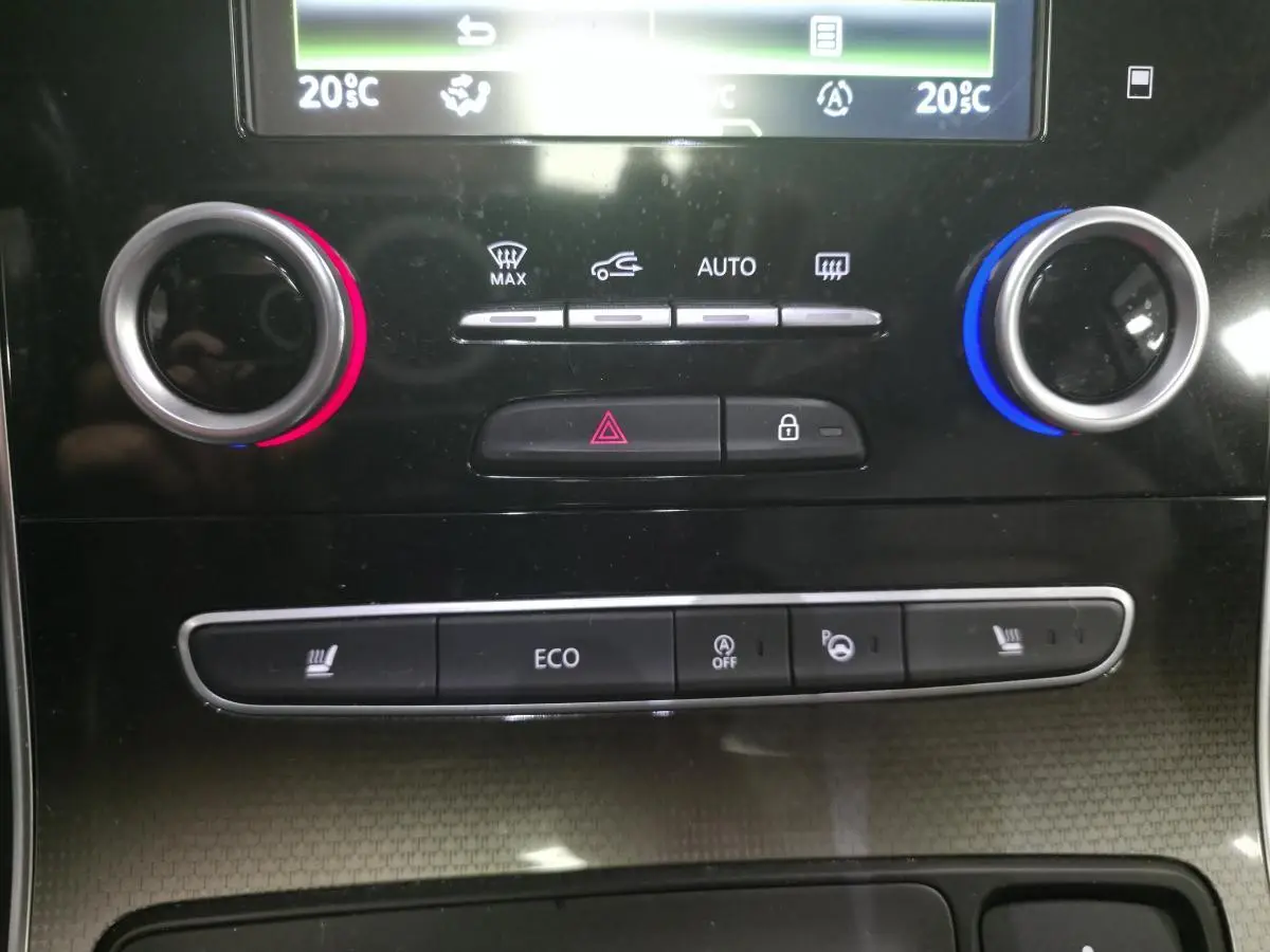 Gros plan sur la console centrale du Renault Scenic IV Initiale Paris 2018, boutons climatisation et mode Eco visibles.