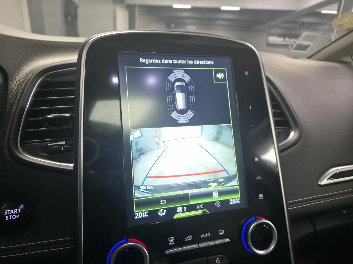 Écran tactile central affichant la caméra de recul dans l'habitacle noir du Renault Scénic Initiale Paris 2018.