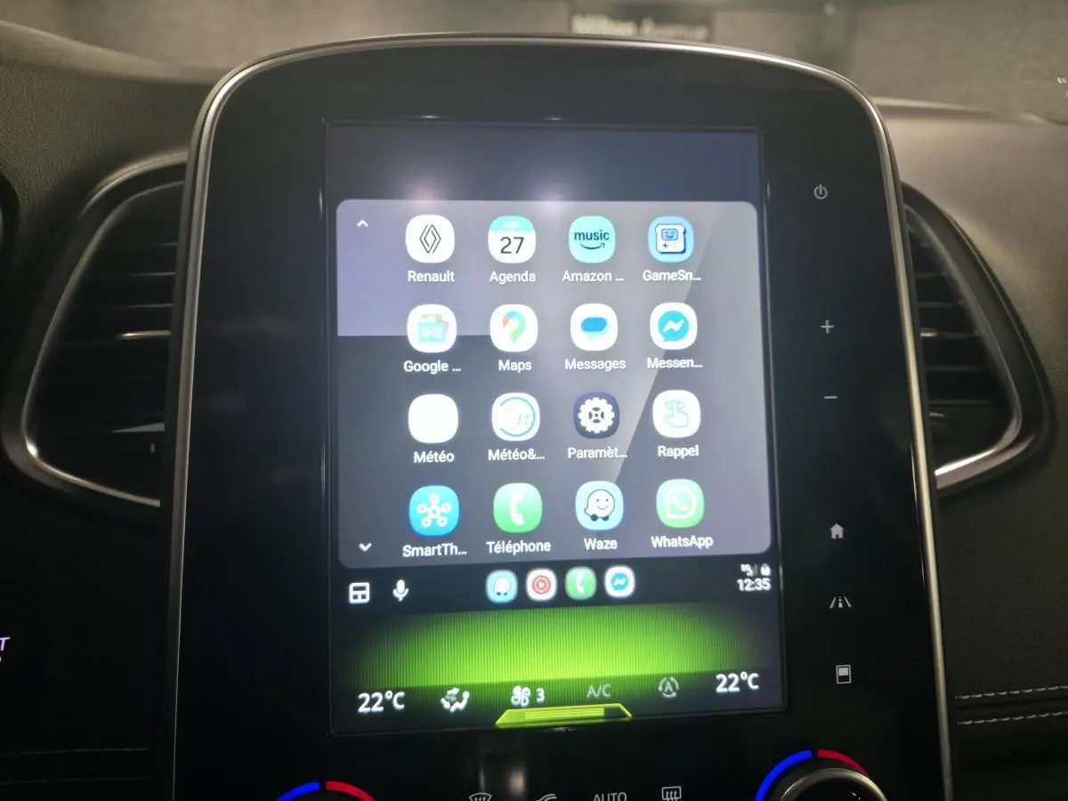 Écran tactile central du Renault Scenic 2018 noir, affichant applications connectées et commandes climatisation.