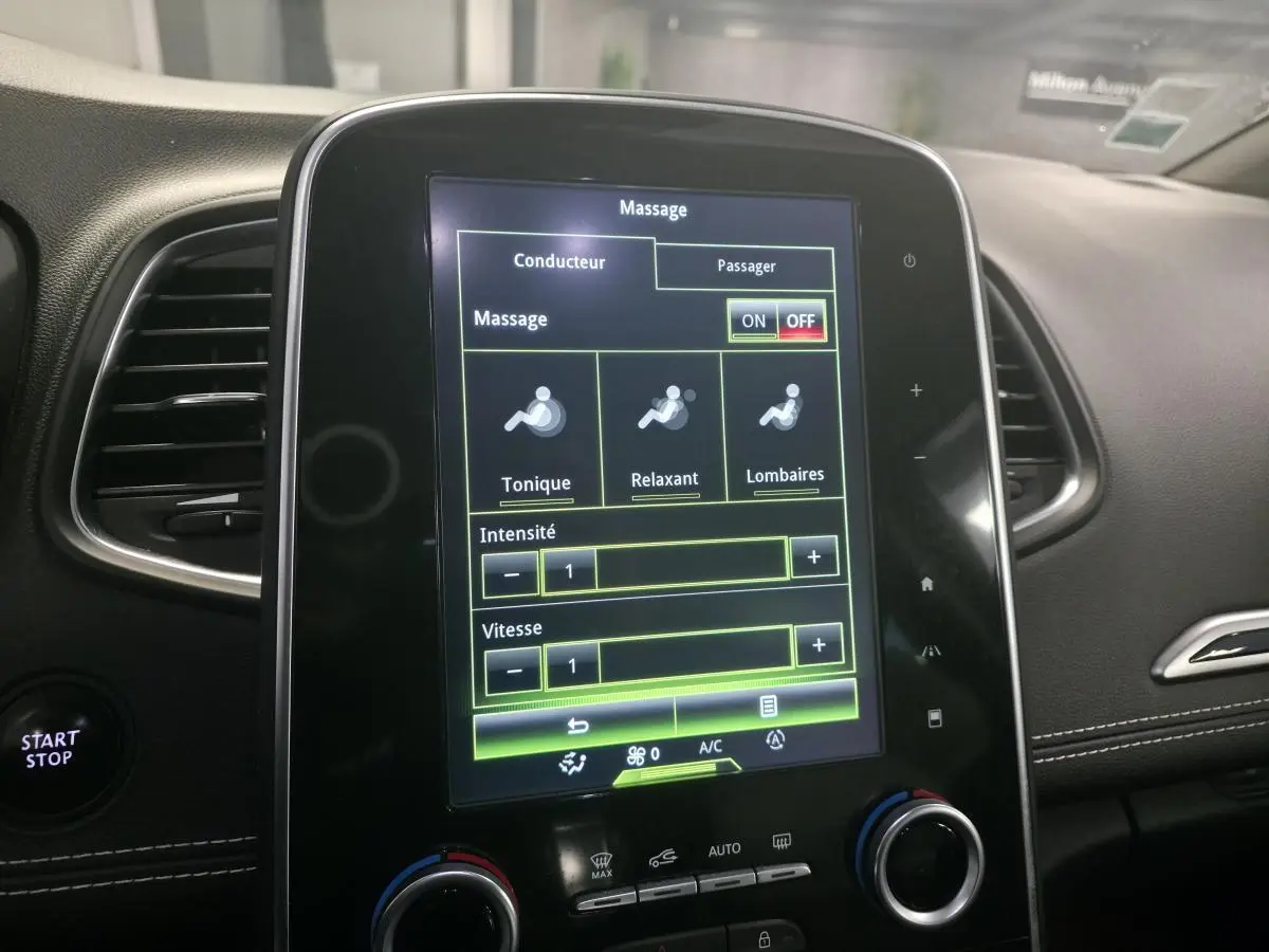 Vue rapprochée de l'écran tactile central du Renault Scénic noir 2018 affichant les réglages du massage des sièges.
