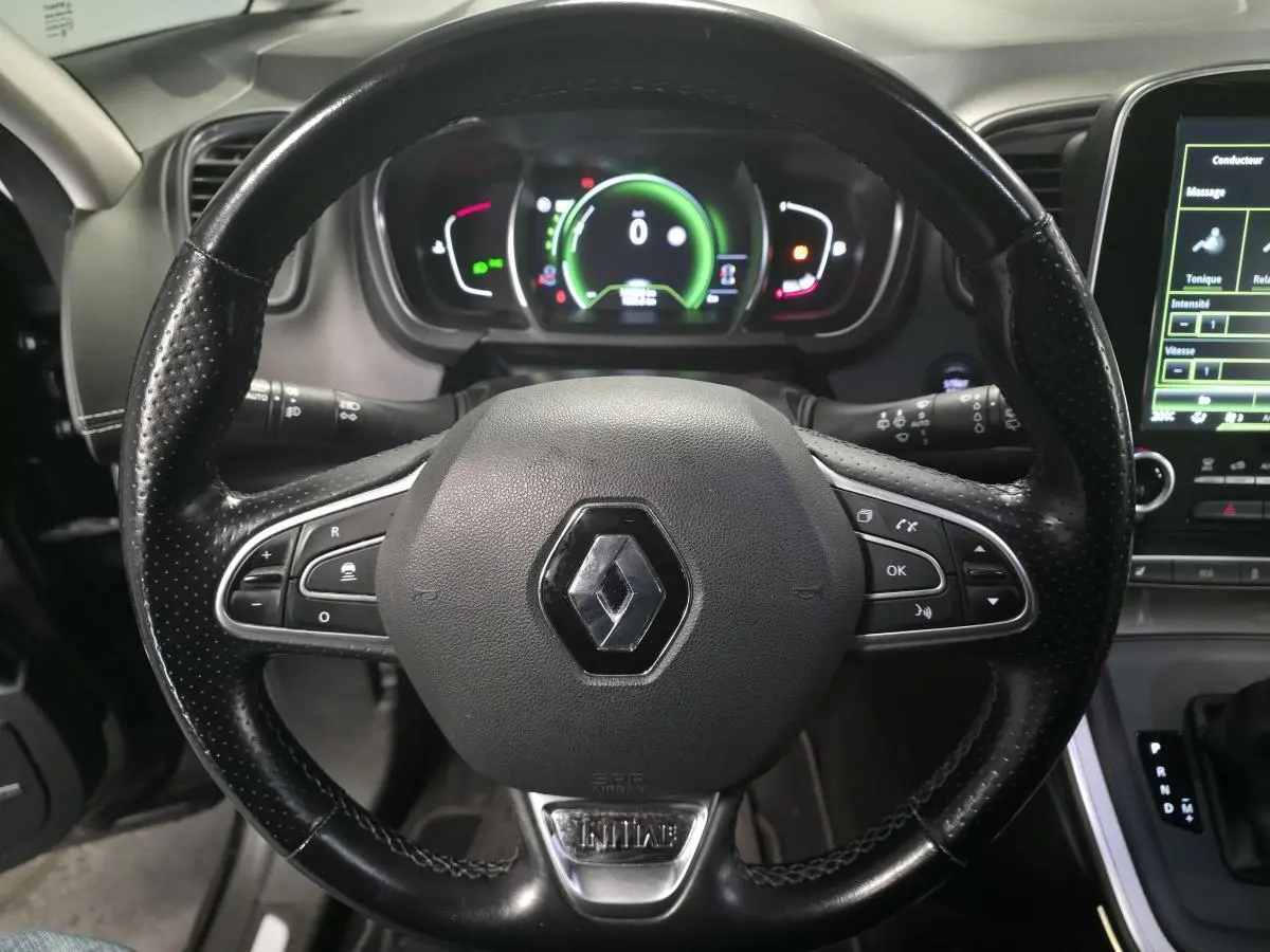 Volant cuir noir Renault Scénic Initiale Paris 2018 vu de face avec commandes intégrées et tableau de bord numérique.