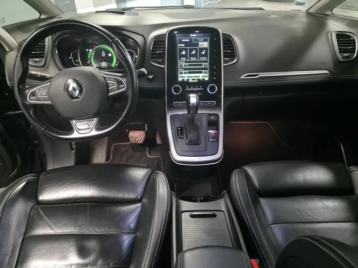 Intérieur noir cuir Nappa du Renault Scénic 2018, vue frontale sur tableau de bord et console centrale tactile.