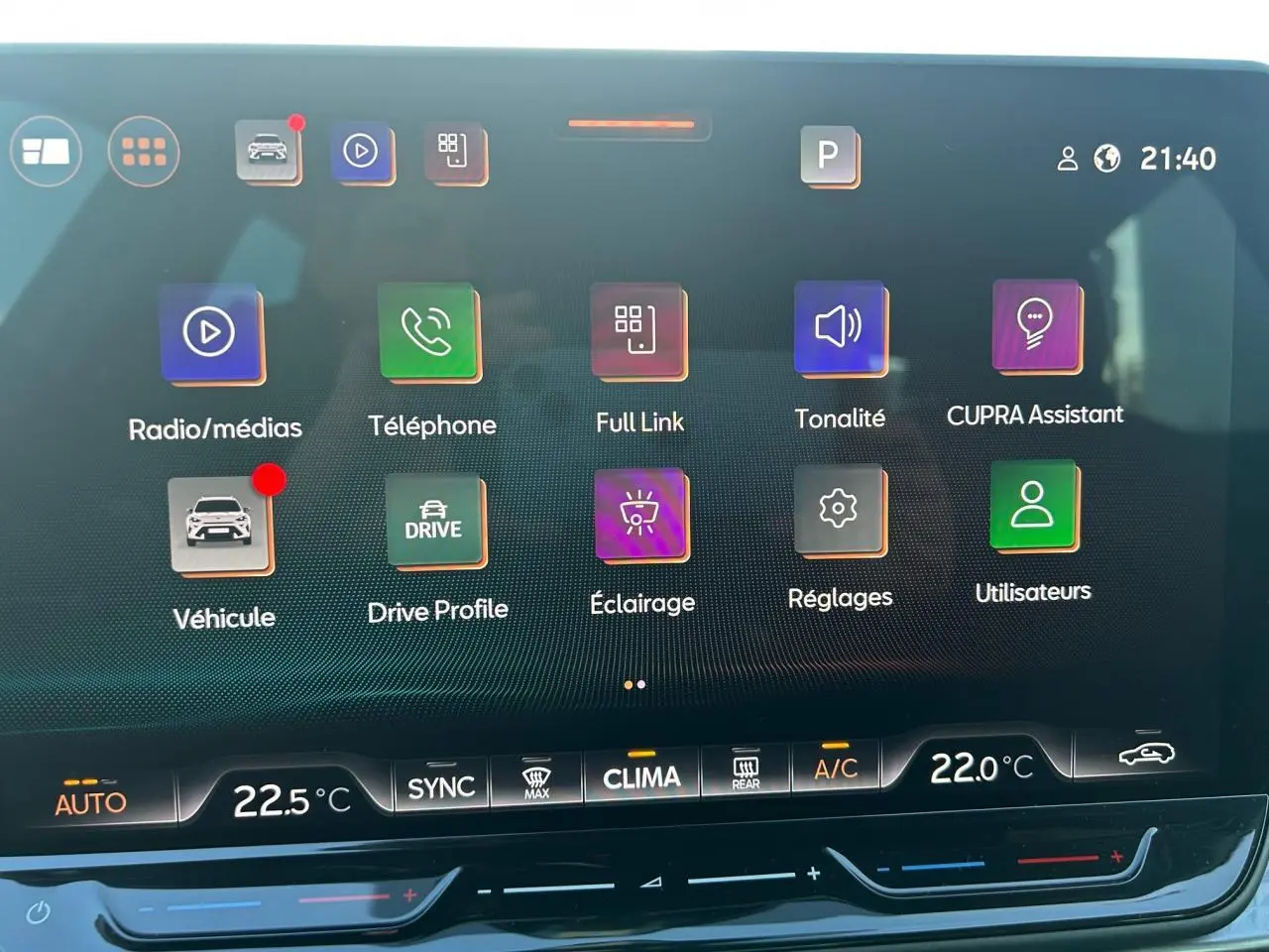 Écran tactile HD 12,9" du système d'info-divertissement du CUPRA Formentor blanc neige, affichage des réglages climatiques.