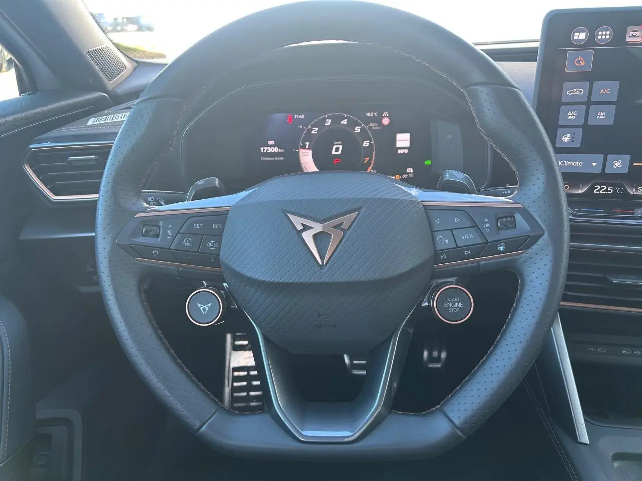 Vue rapprochée du volant cuir perforé noir avec logo CUPRA et tableau de bord digital du Formentor 2025.