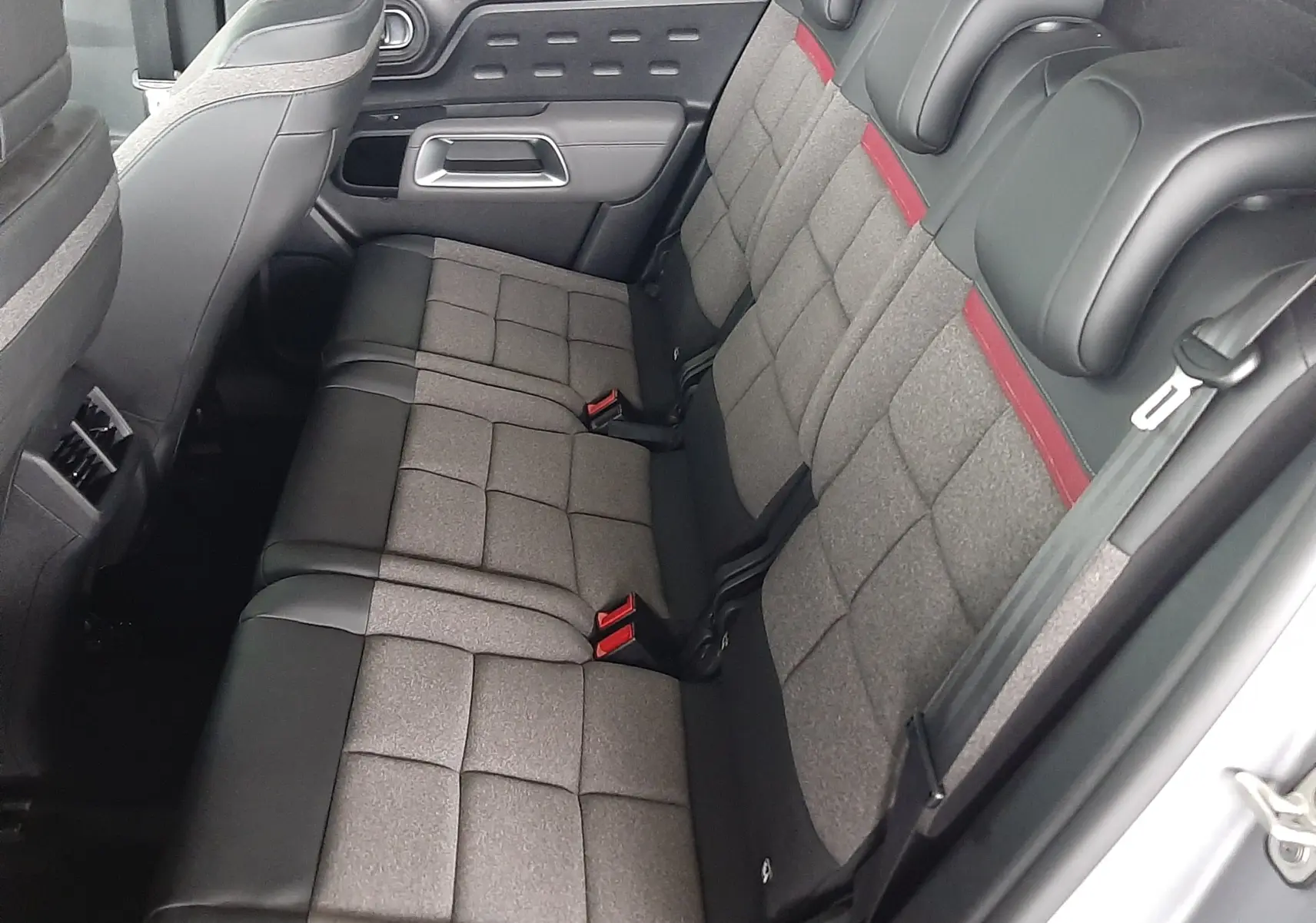 Vue côté droit de la banquette arrière grise et noire avec surpiqûres rouges du Citroën C5 Aircross 2021.