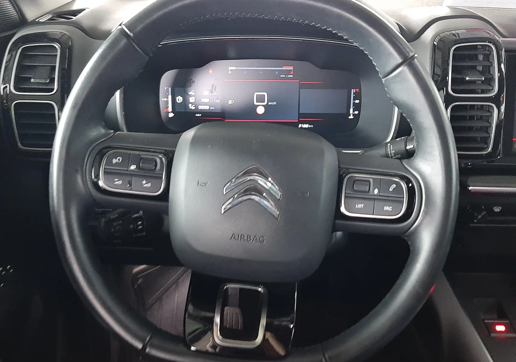 Vue rapprochée du volant cuir noir et du tableau de bord digital du Citroën C5 Aircross 1.2 PureTech 130ch Feel 2021.