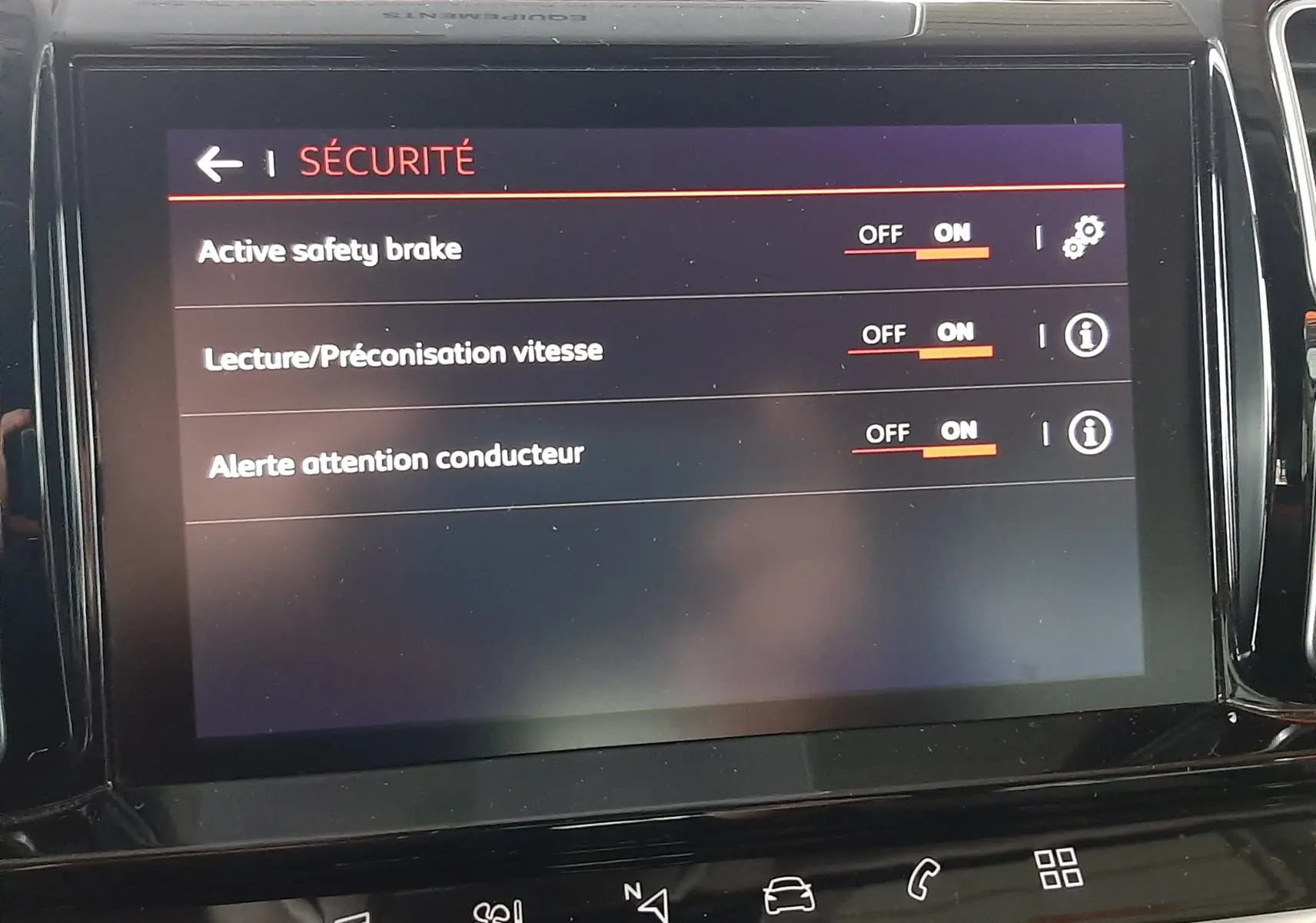 Vue rapprochée de l'écran tactile intérieur du Citroën C5 Aircross 2021, affichant le menu sécurité avec options activées.