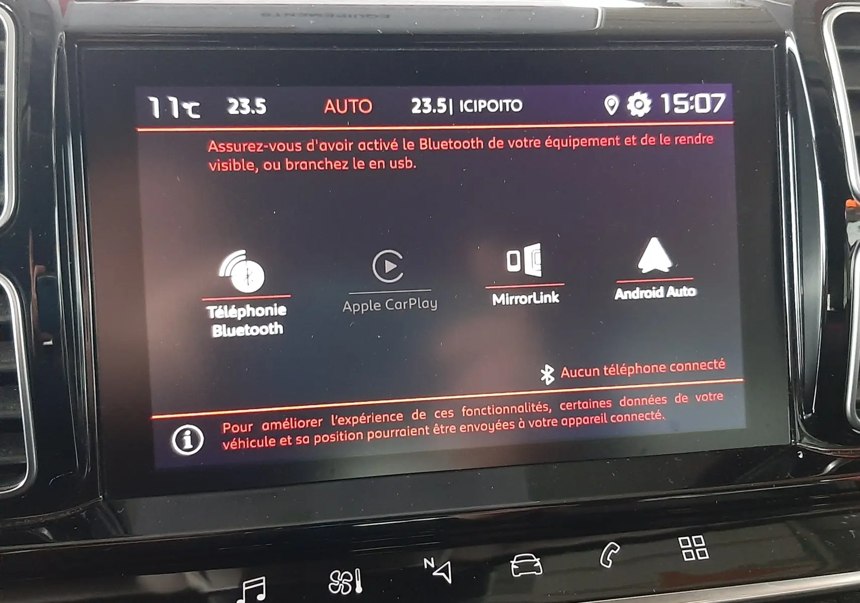 Écran tactile central du Citroën C5 Aircross 2021 affichant les options Bluetooth, Apple CarPlay, MirrorLink et Android Auto.