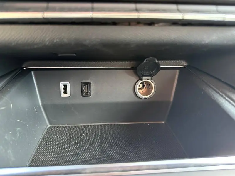 Gros plan intérieur sur la console centrale du Citroën C5 Aircross 2025, montrant deux ports USB et une prise 12V.