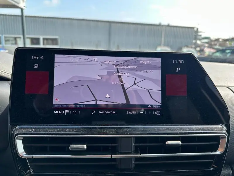Écran central tactile du tableau de bord du Citroën C5 Aircross 2025 gris Platinium, affichant la navigation GPS.