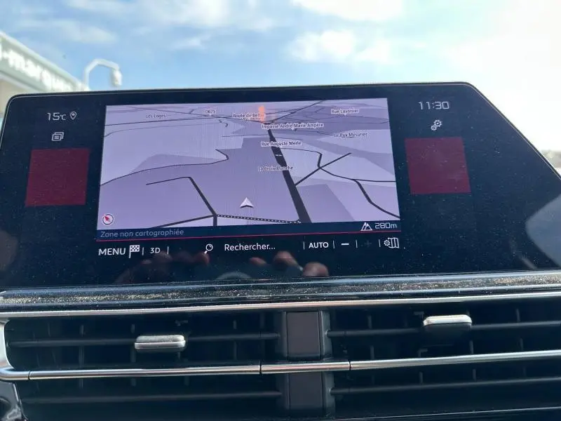 Écran tactile central du tableau de bord du Citroën C5 Aircross 2025 affichant la navigation, avec commandes climatisation en dessous.