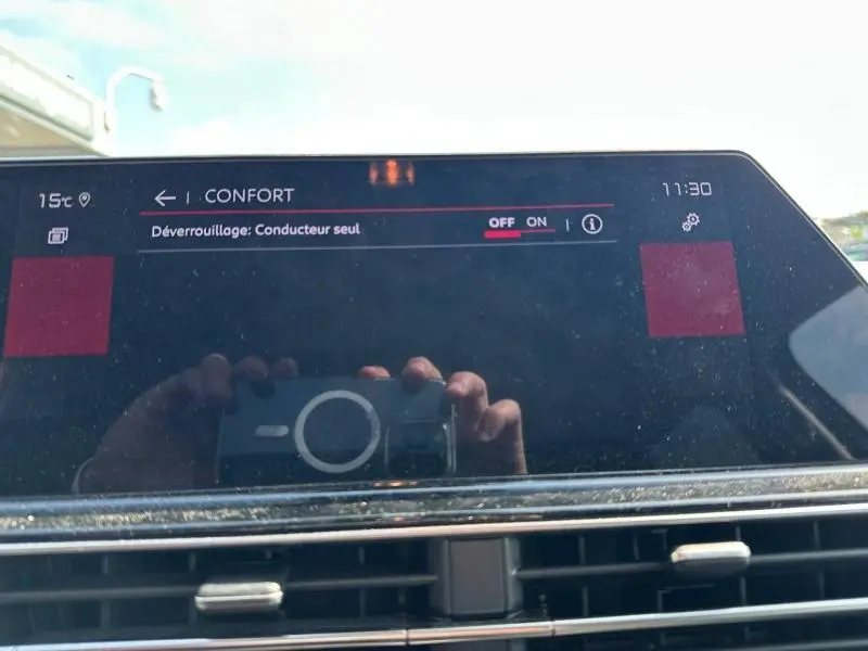 Écran tactile du tableau de bord du Citroën C5 Aircross 2025 affichant le mode confort et déverrouillage conducteur seul.