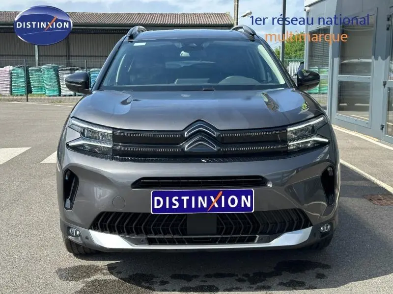 Vue frontale d'un Citroën C5 Aircross 2025 gris Platinium avec calandre distinctive et feux LED étirés.