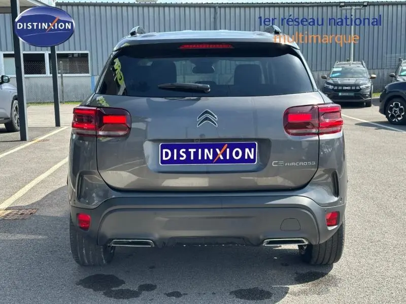 Vue arrière d'un Citroën C5 Aircross 2025 gris Platinium avec feux LED et double sortie d'échappement intégrée.