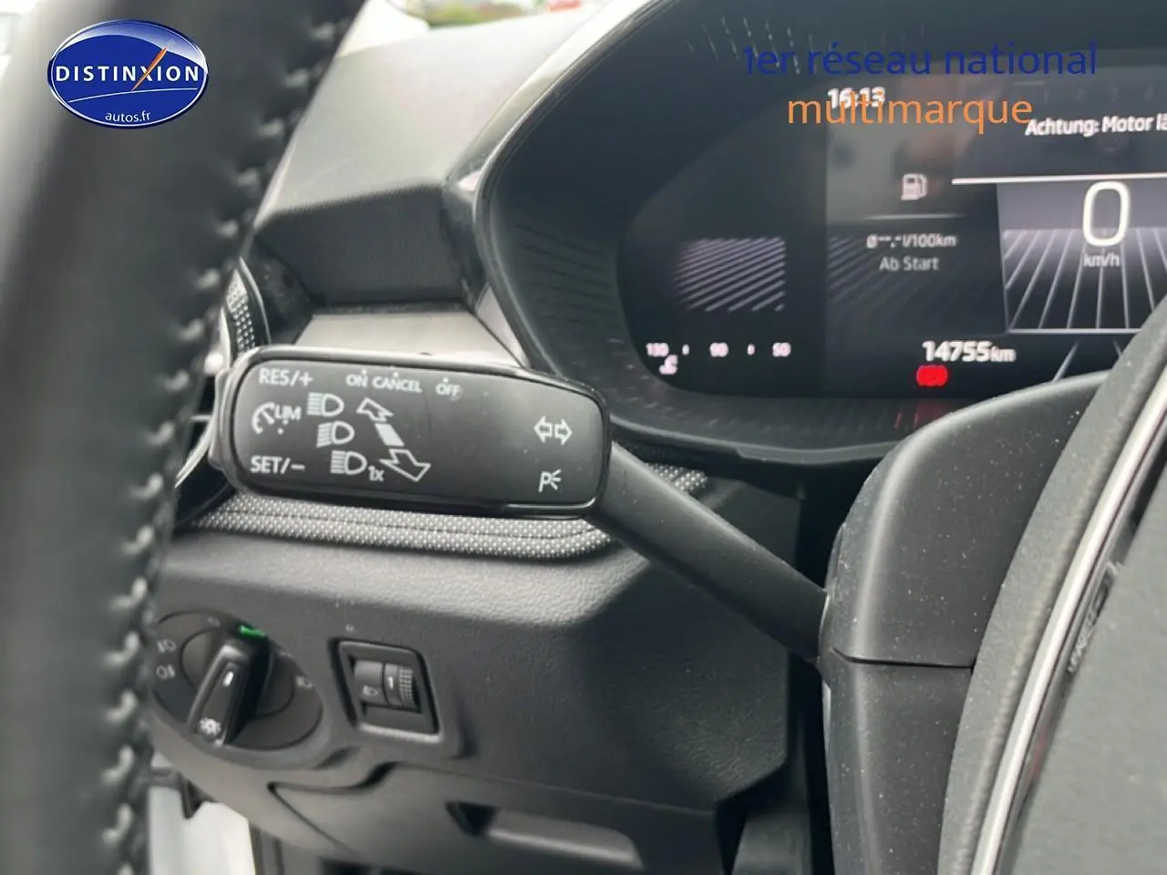 Vue intérieure rapprochée du combiné d'instruments et du commodo gauche d'une Skoda Fabia blanche 2025.