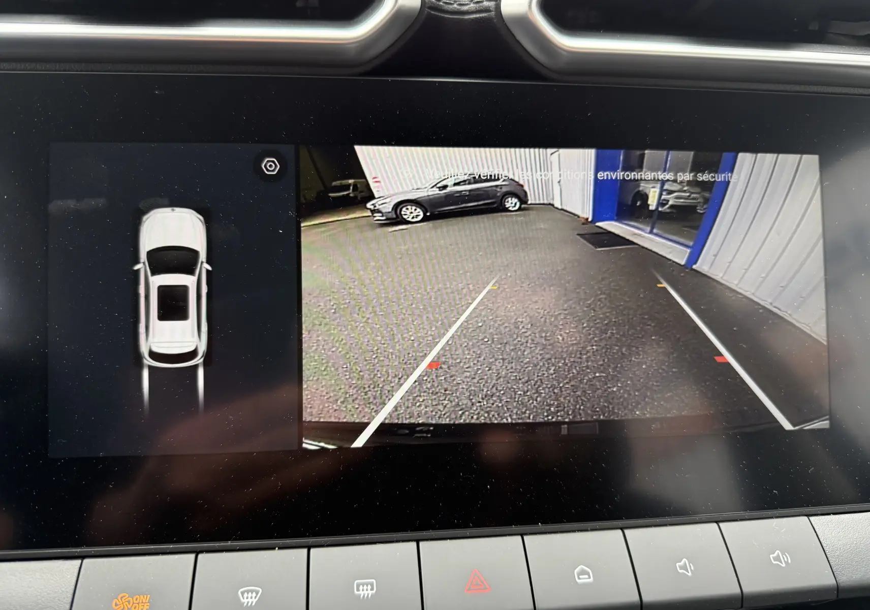 Vue écran caméra de recul du MG ZS 1.5L Hybrid+ 2026 en Hampstead Grey Metal, affichant l'arrière et les lignes de guidage.