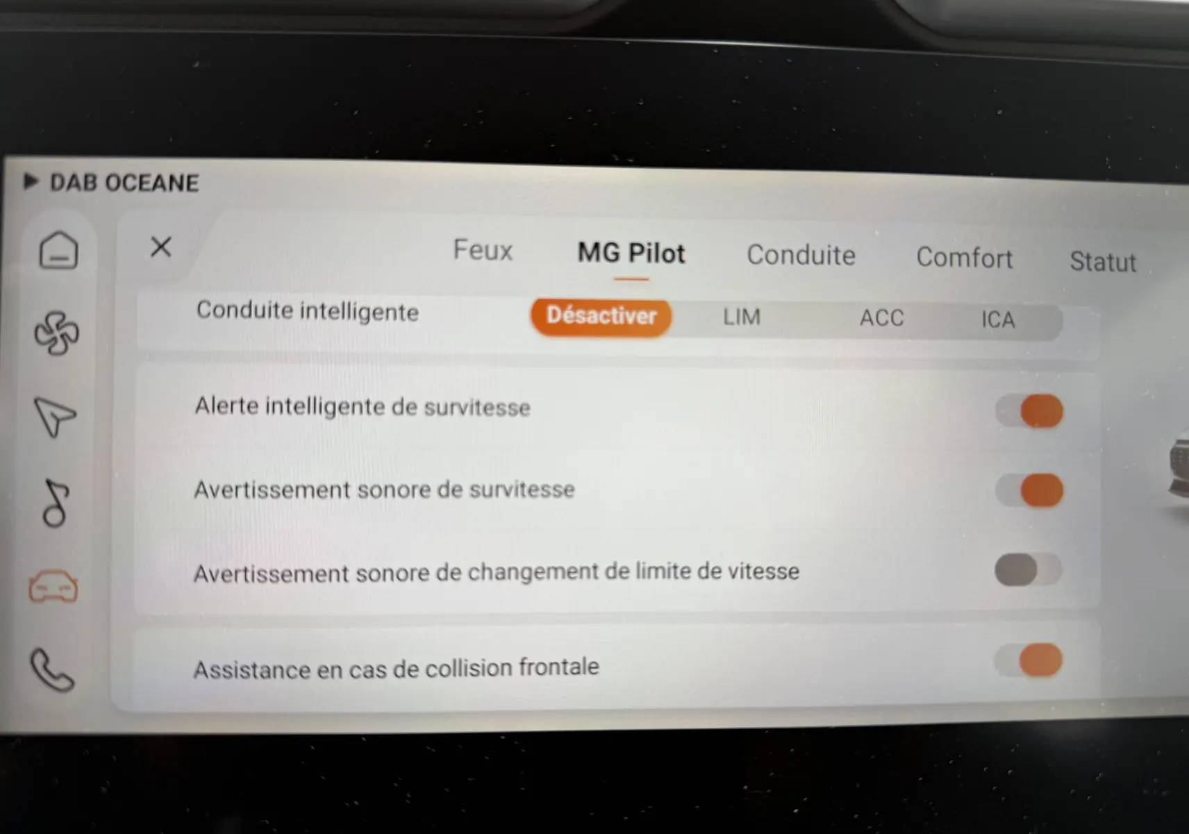 Écran tactile intérieur du MG ZS 2026 en gris Hampstead, affichant les réglages du système d’aide à la conduite MG Pilot.