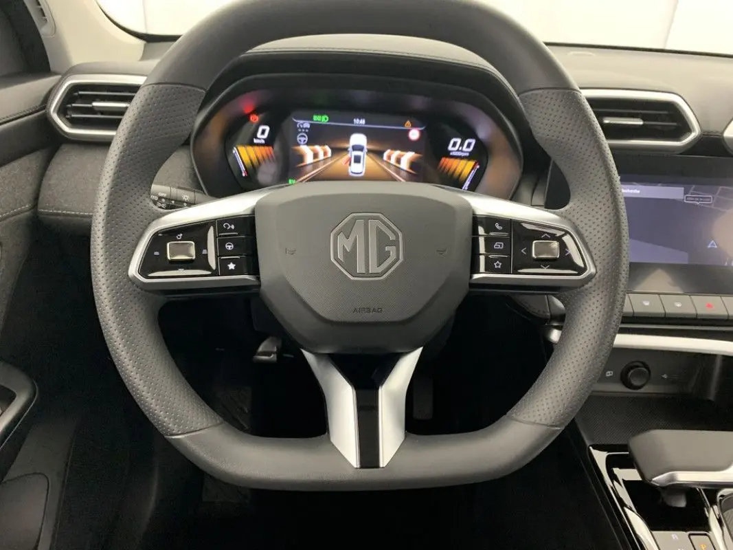Vue rapprochée du volant multifonction noir de la MG ZS 2026 avec tableau de bord numérique et écran central tactile.