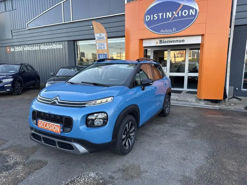 Citroën C3 Aircross Breathing Blue vue 3/4 avant droit devant concession avec barres de toit noires.