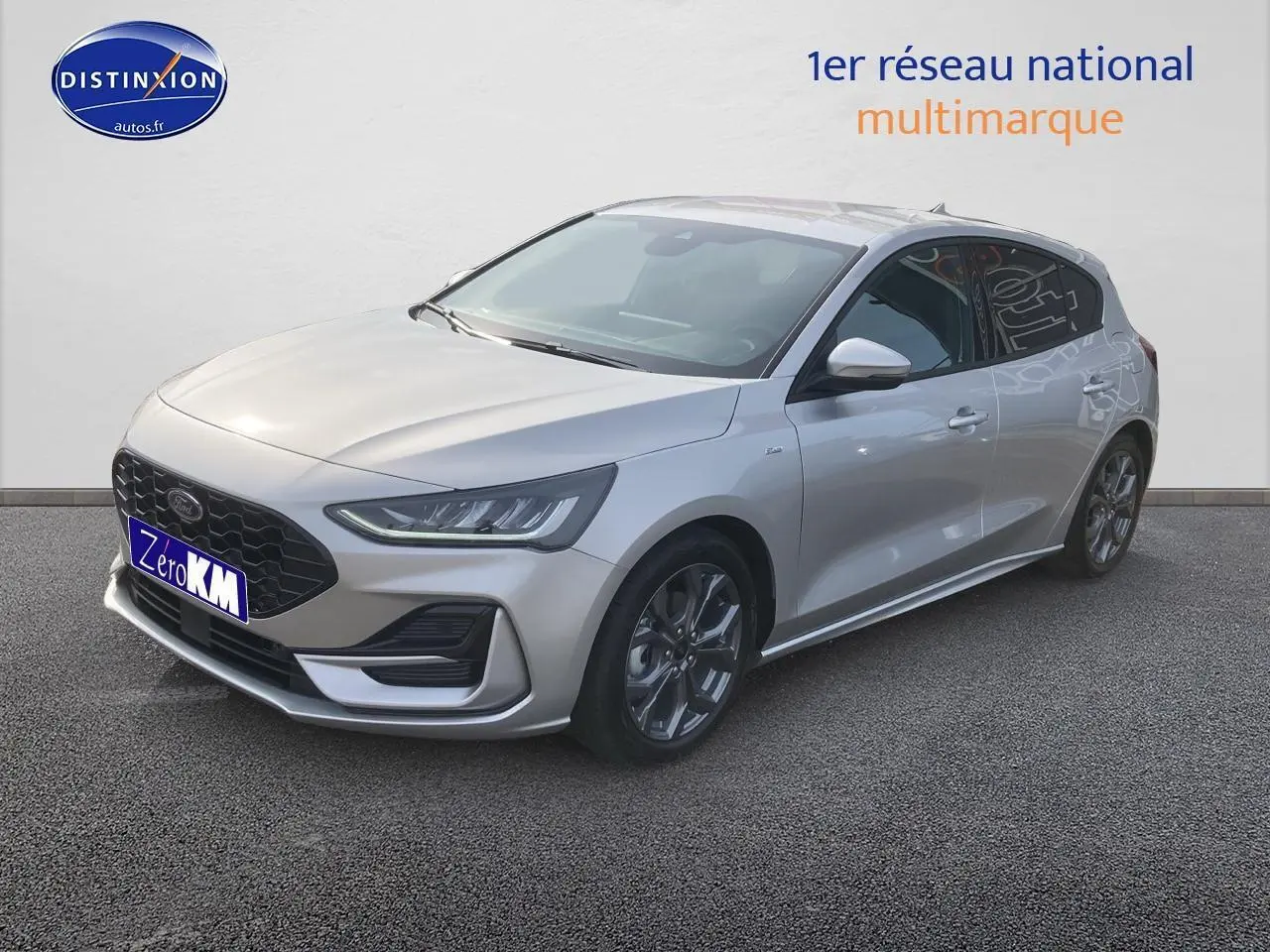 Ford Focus 1.0 Ecoboost gris vue 3/4 avant droit avec calandre noire et jantes alu 17 pouces