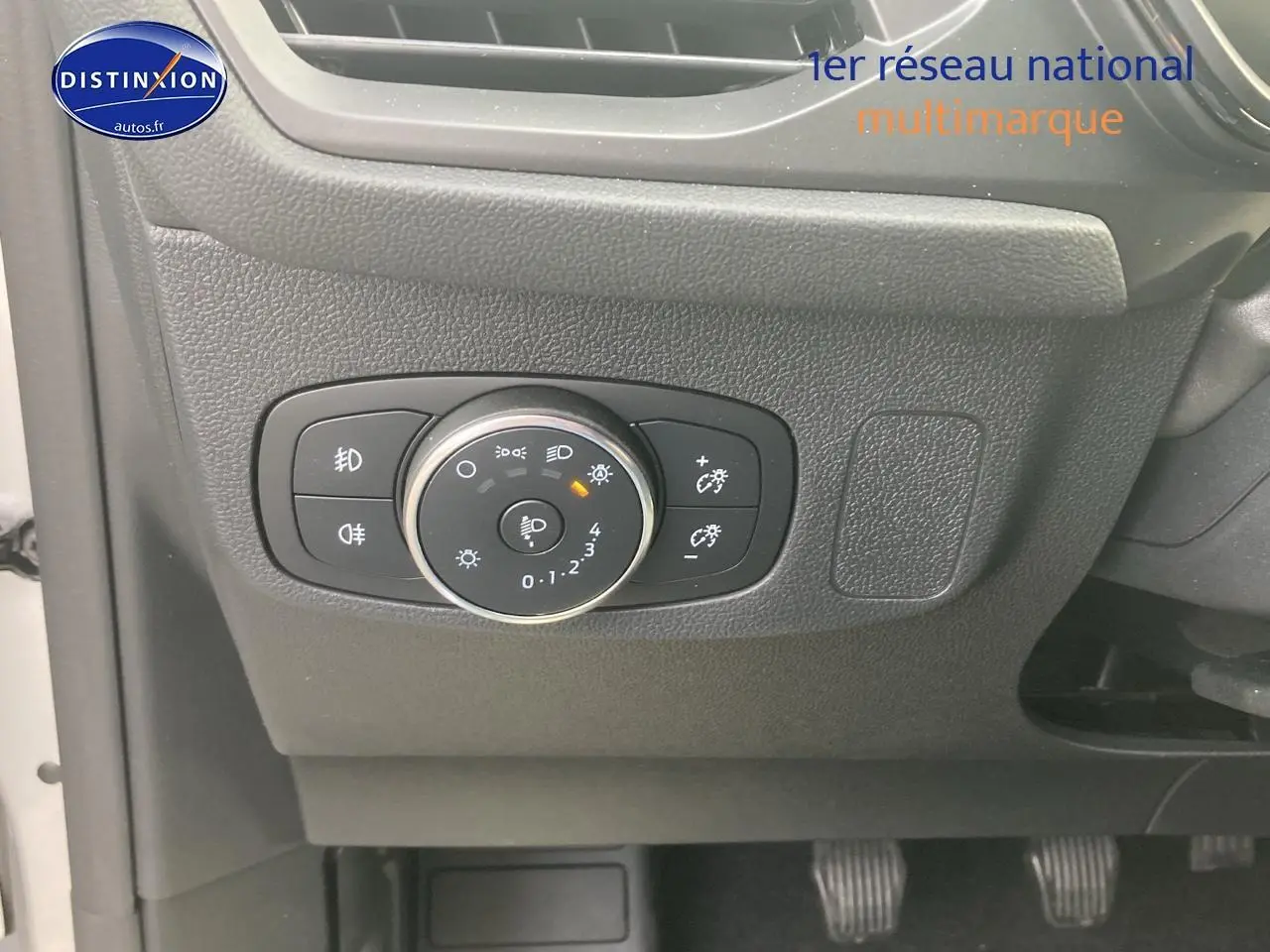 Gros plan sur le panneau de commande des phares à gauche du volant dans une Ford Focus gris 2025 finition ST-Line X.