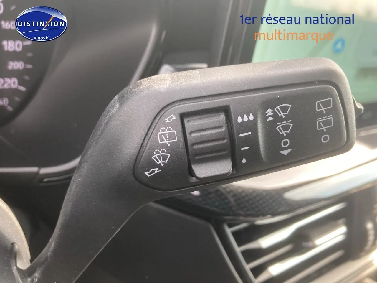 Gros plan sur la commande des essuie-glaces dans l'habitacle de la Ford Focus gris 2025 finition ST-Line X.