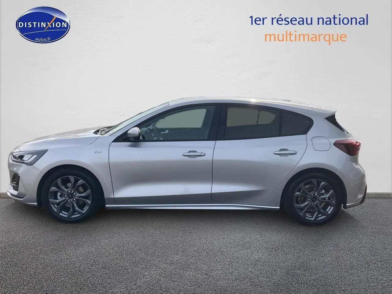 Profil droit d'une Ford Focus gris clair 2025 finition ST-Line X avec jantes alu 17 pouces et vitres surteintées.