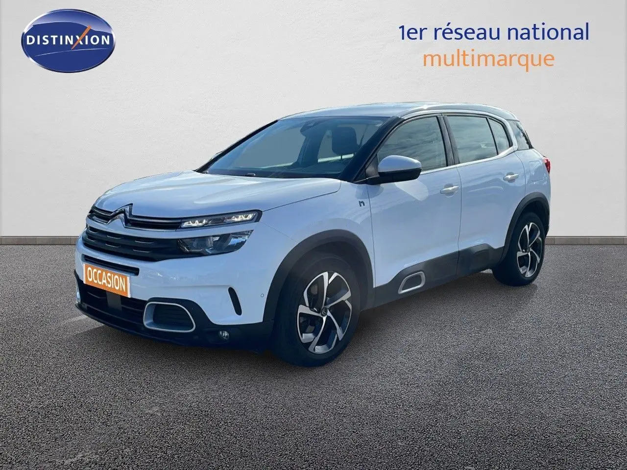 Citroën C5 Aircross blanc nacré en 3/4 avant droit, SUV hybride avec jantes bi-ton et détails noirs contrastants.