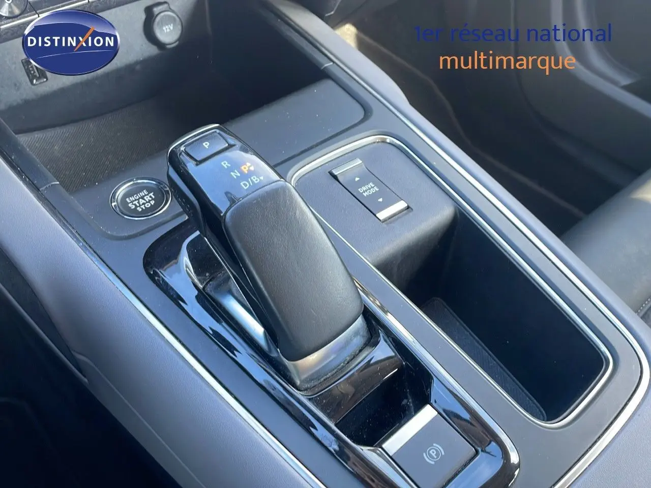 Le levier de vitesses automatique noir de la Citroën C5 Aircross hybride visible en gros plan sur la console centrale.