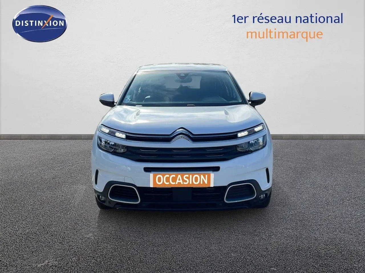Vue frontale d'un Citroën C5 Aircross blanc nacré avec calandre noire et phares LED distinctifs.