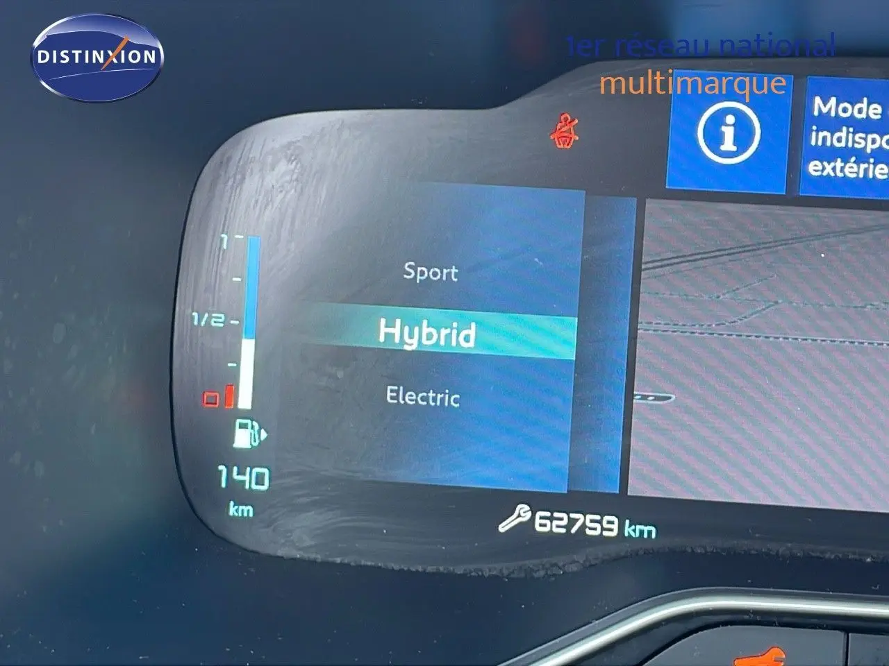 Affichage numérique du tableau de bord du Citroën C5 Aircross hybride, mode de conduite Hybrid sélectionné.