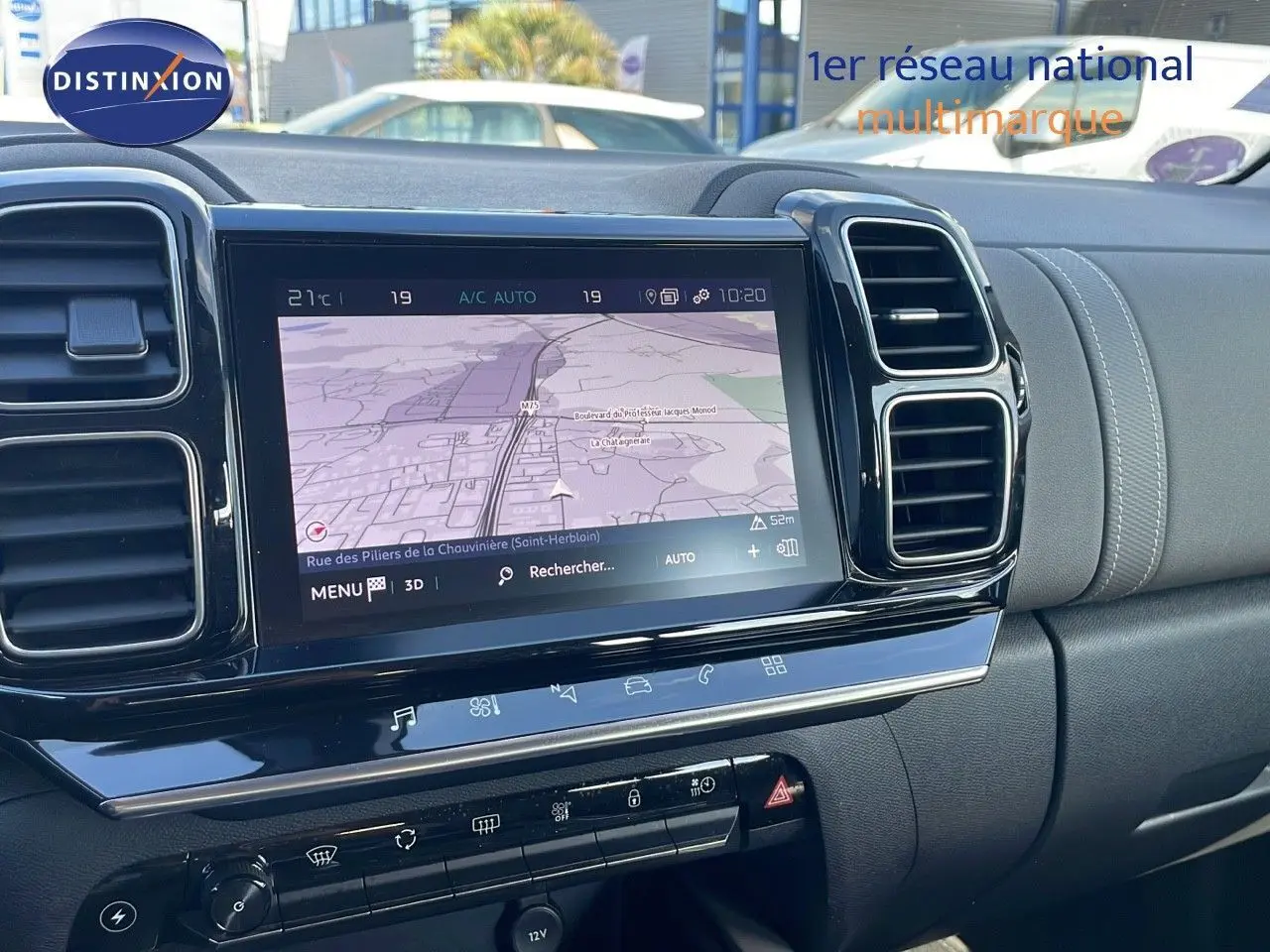 Tableau de bord du Citroën C5 Aircross blanc nacré, vue de face sur l'écran tactile avec navigation affichée.
