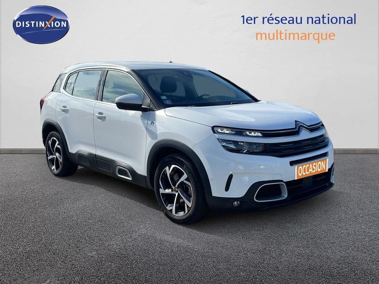 Vue 3/4 avant droite d'un Citroën C5 Aircross blanc nacré avec jantes biton et détails noirs contrastants.