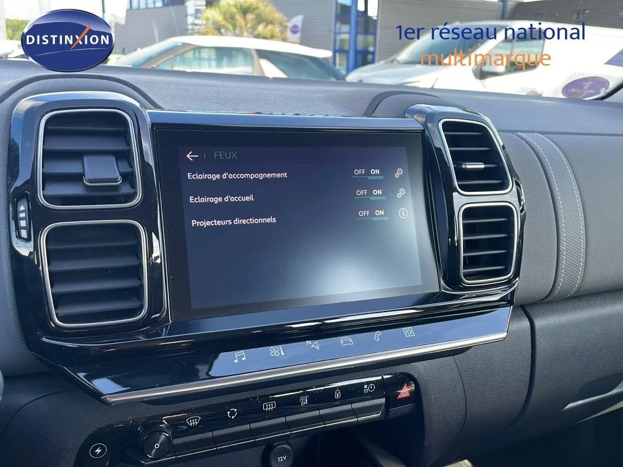 Écran tactile central et aérateurs du tableau de bord d'un Citroën C5 Aircross blanc nacré, vue intérieure avant.