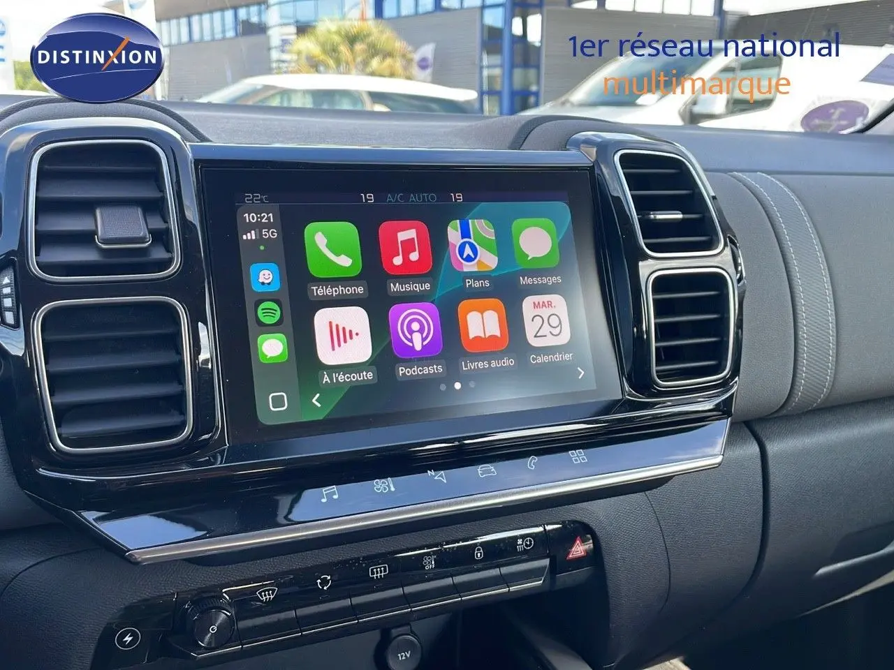 Écran tactile central du tableau de bord d'une Citroën C5 Aircross 1.6 hybride, avec interface Apple CarPlay visible.