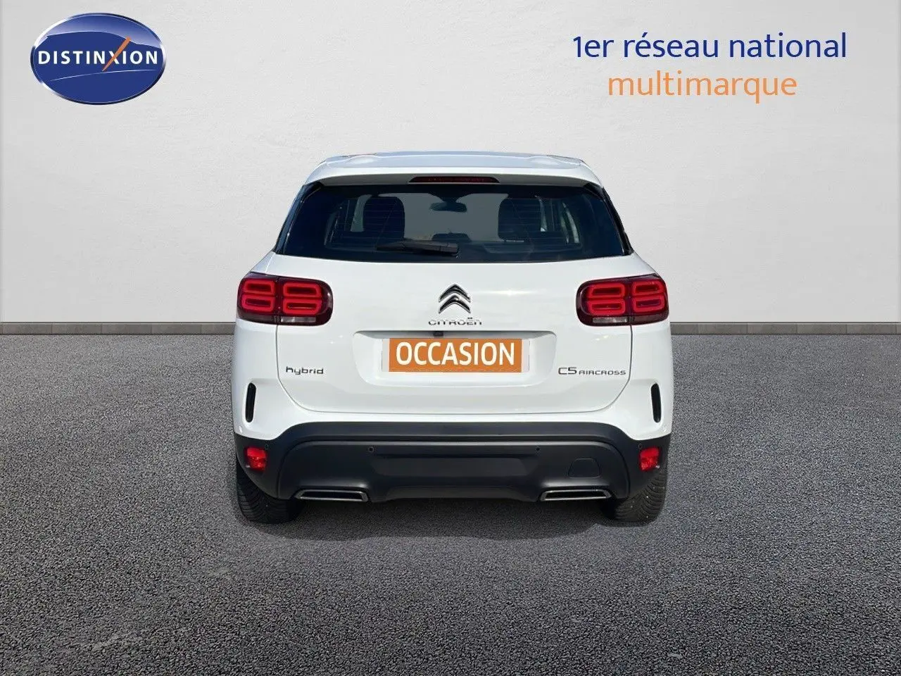 Vue arrière d'un Citroën C5 Aircross blanc nacré hybride avec feux arrière distinctifs et plaque "OCCASION" visible.