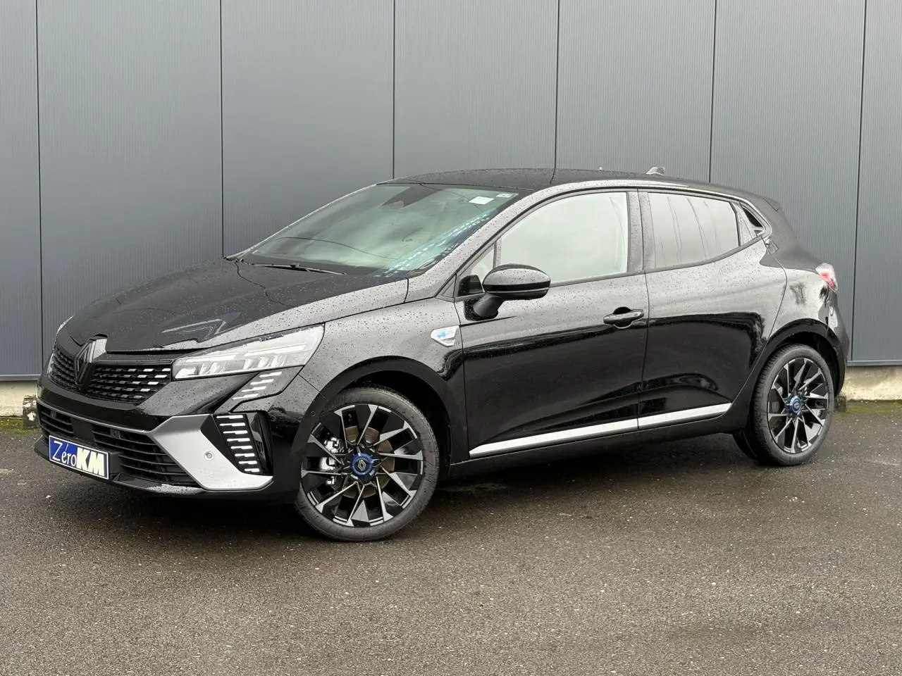 Renault Clio V NV E-Tech noir étoile vue 3/4 avant droit avec jantes alliage et signature lumineuse LED en C