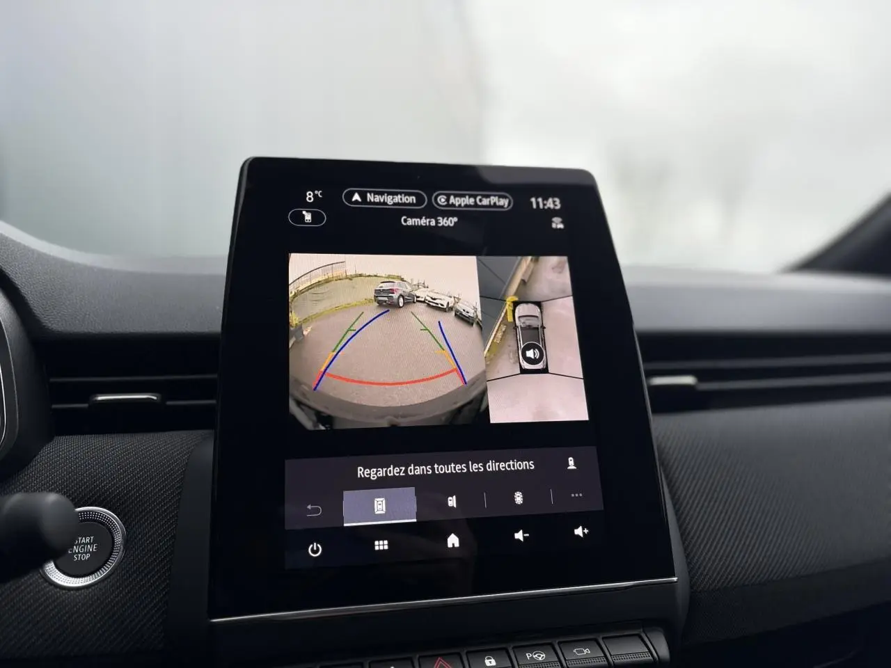Écran tactile intérieur de Renault Clio 2025 affichant la caméra 360° avec vue arrière et dessus en stationnement.