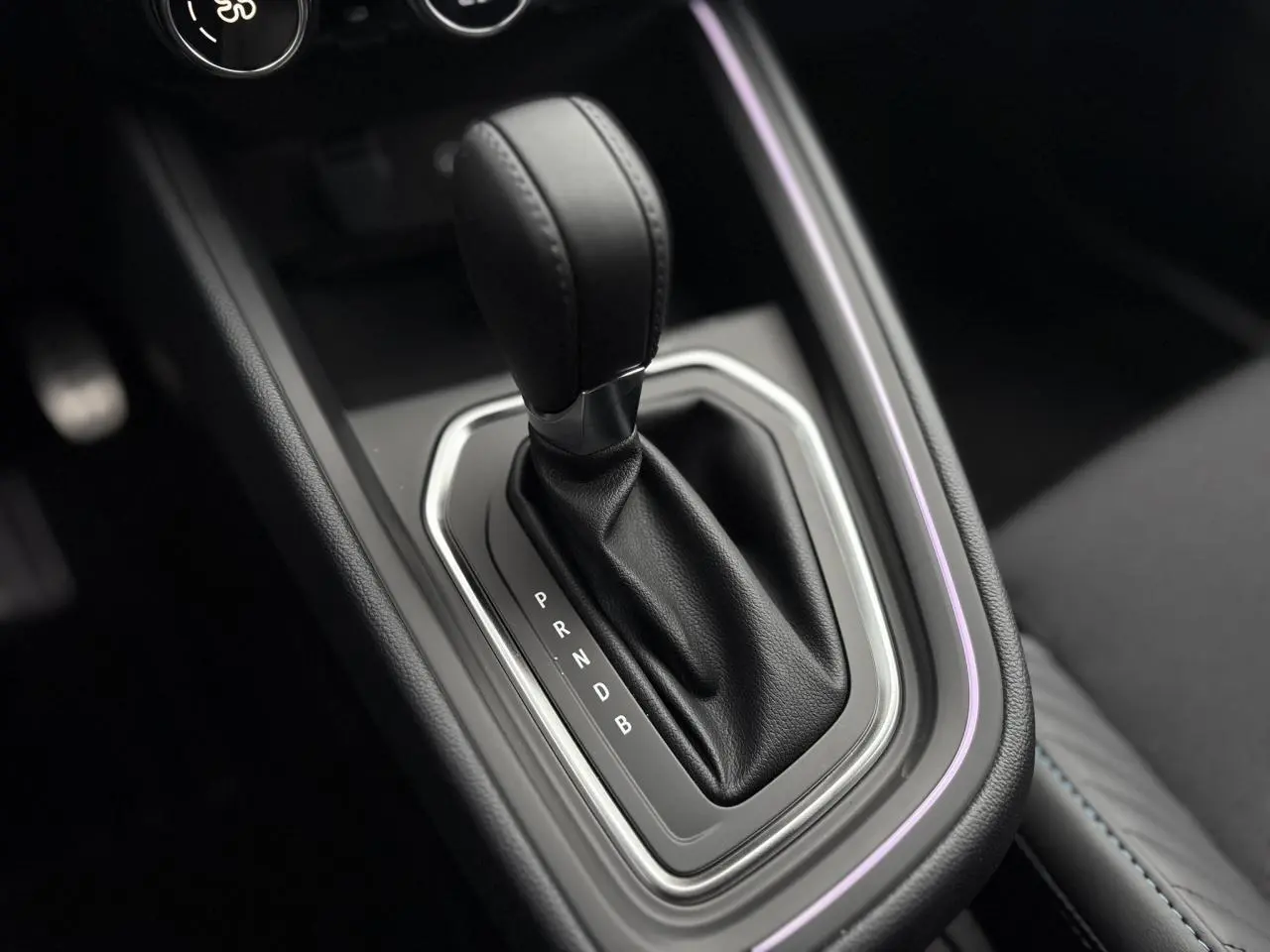 Le levier de vitesses automatique noir de la Renault Clio V E-Tech vu en gros plan côté console centrale.