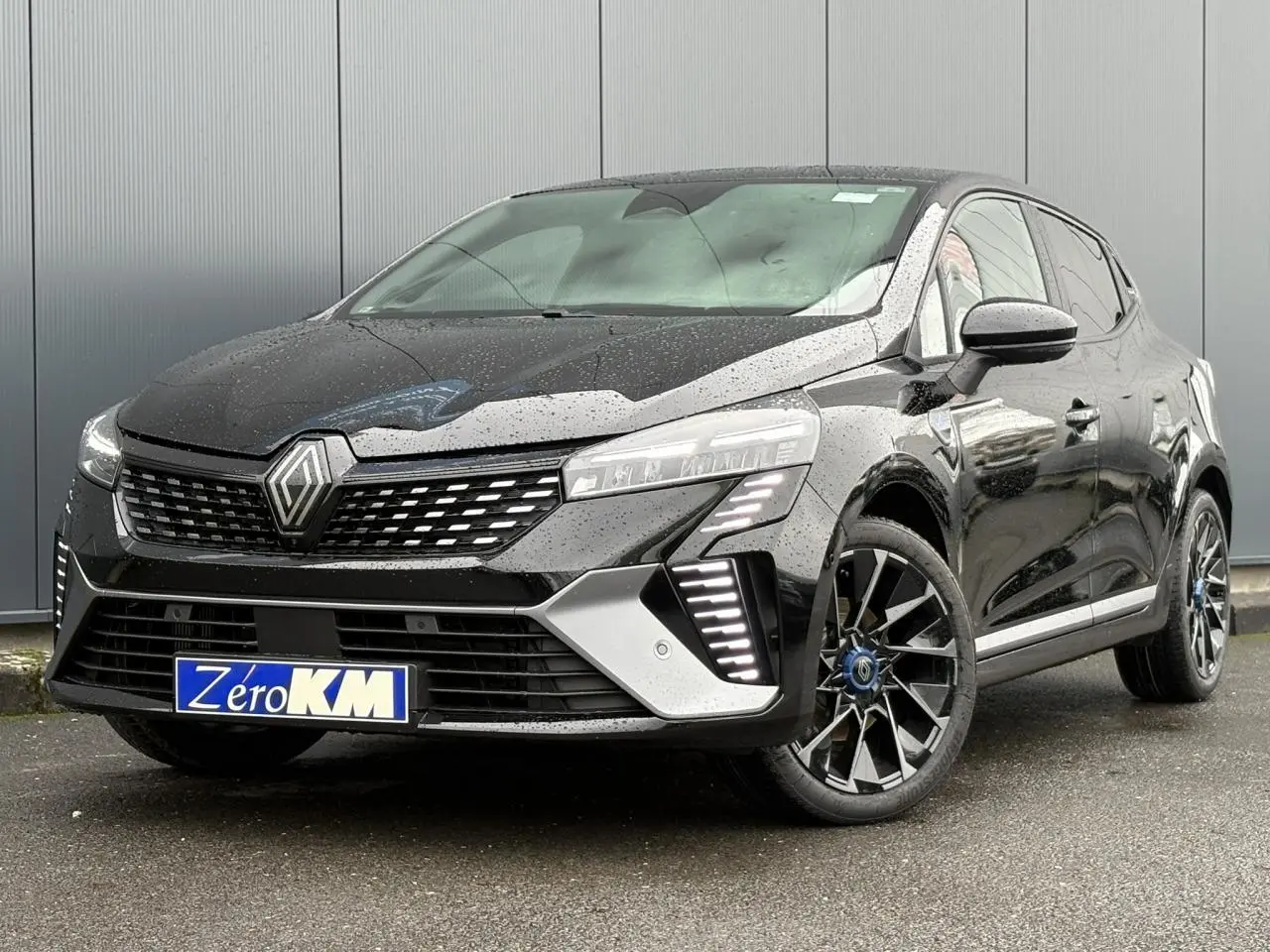 Renault Clio V NV E-Tech hybride noir étoile vue 3/4 avant avec feux LED et jantes alliage 17 pouces.