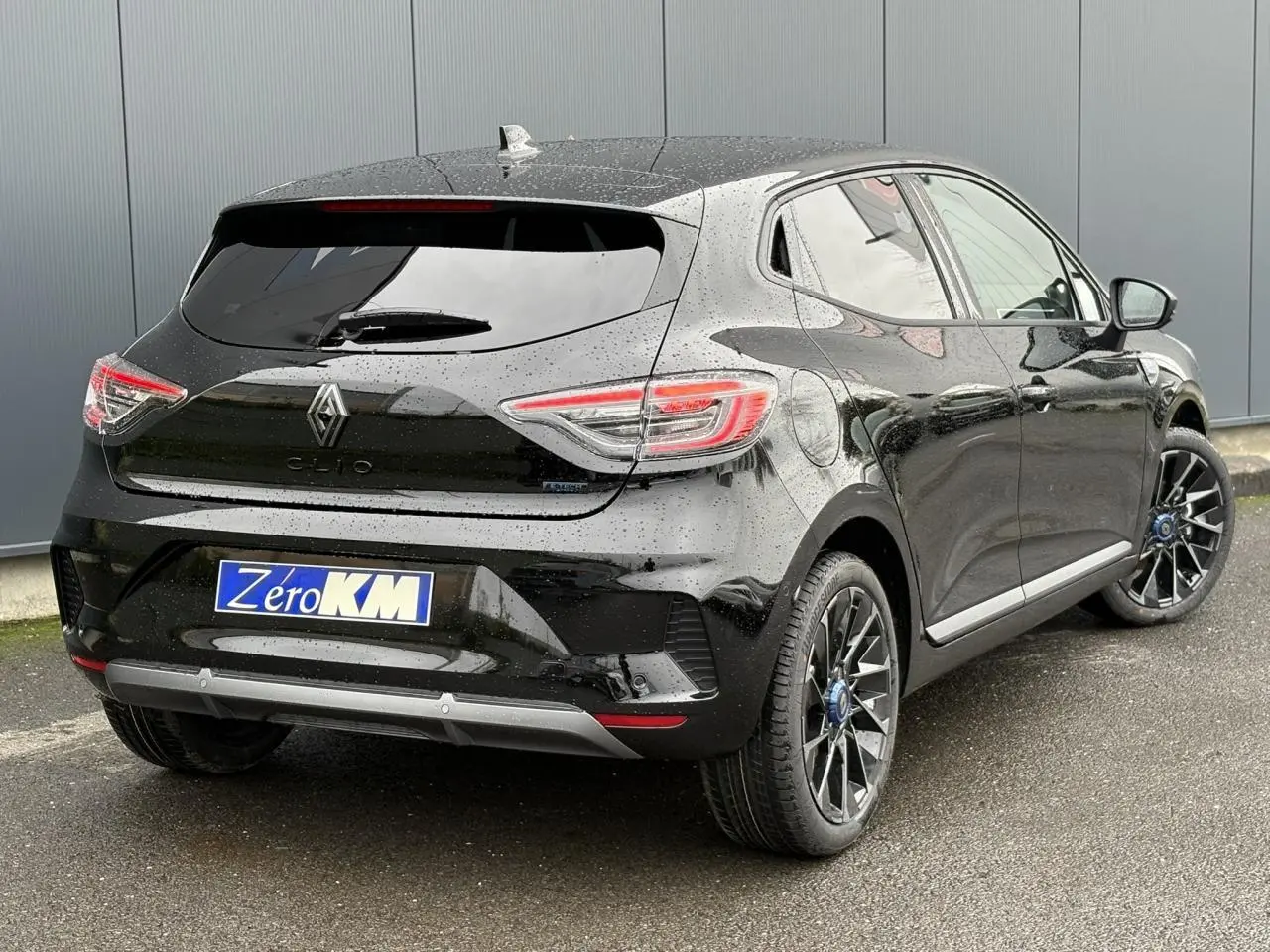 Vue 3/4 arrière droite d'une Renault Clio 2025 noir étoilé avec jantes alliage et feux LED en C.