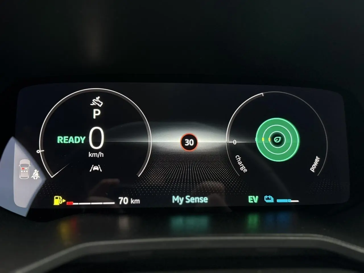 Tableau de bord numérique de Renault Clio 2025 affichant vitesse, mode My Sense et indicateurs hybrides.