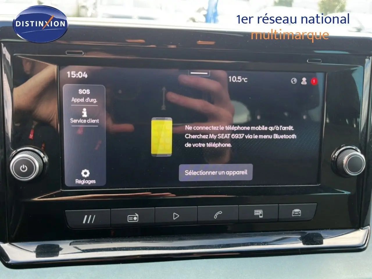 Écran tactile central de la SEAT Arona 2025, affichant le menu Bluetooth, entouré de commandes noires brillantes.