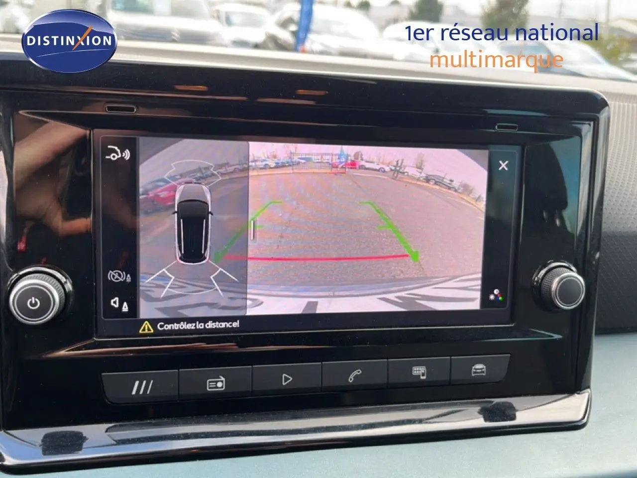 Écran multimédia affichant la caméra de recul avec vue arrière et angles de stationnement du SEAT Arona 2025.